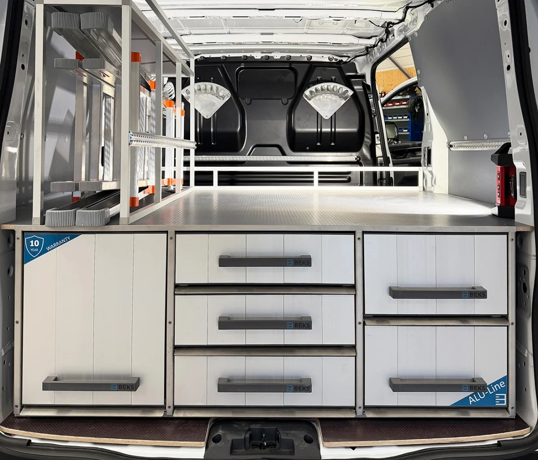 Aménagement BEKS Systems avec tiroirs de plancher pour véhicule utilitaire
